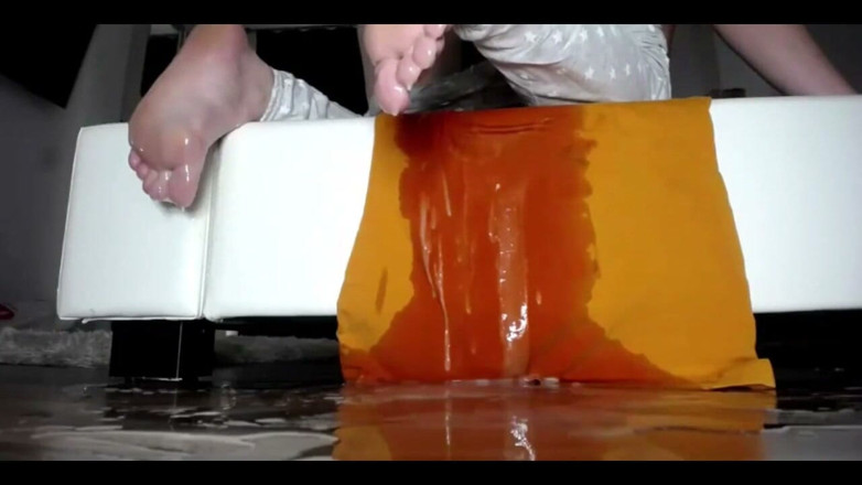 Katherine Squirt: เธอทําให้สกปรกทั่วพื้นด้วยน้ําแตกใหญ่
