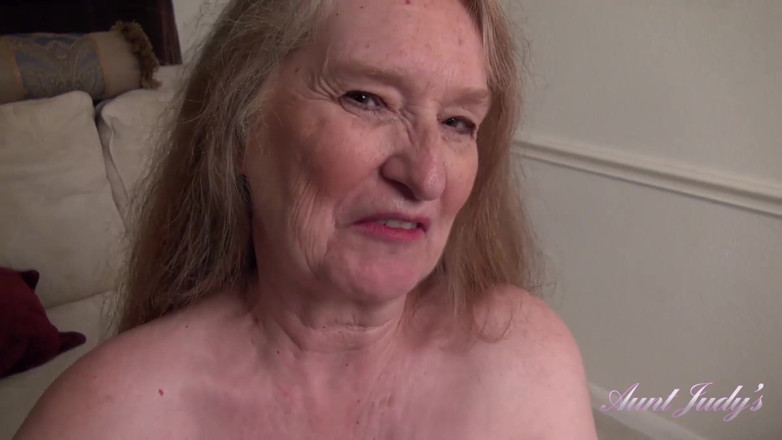 Aunt Judy's: Vollbusige texas amateur-GILF Maggie gibt dir einen Handjob (POV)