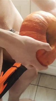 Французький twink трахає гарбуза, найкращий овочі для траху (відео на Хеллоуїн)