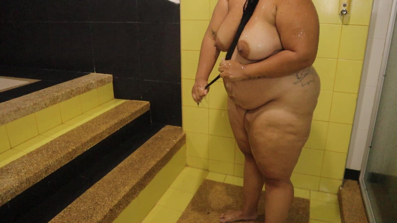 Lexly_16: Soused mě nahrává ve sprše, aby mě ošukal