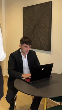 Il capo scopa il culo della sua segretaria in ufficio