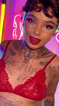 Getatoeëerde babe krijgt alle gaten vernietigd