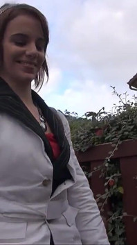 Wilde pornocasting van een jonge serveerster Alyzee, 23 jaar oud