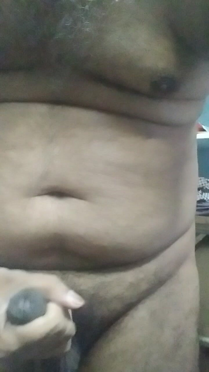 Nani Top: Çıplaktopçu adam... Çıplak amcık deliğini serbestçe sikiyor..