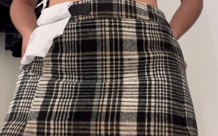 Esposaheyya: Naked and Trying New Clothes at the Mall