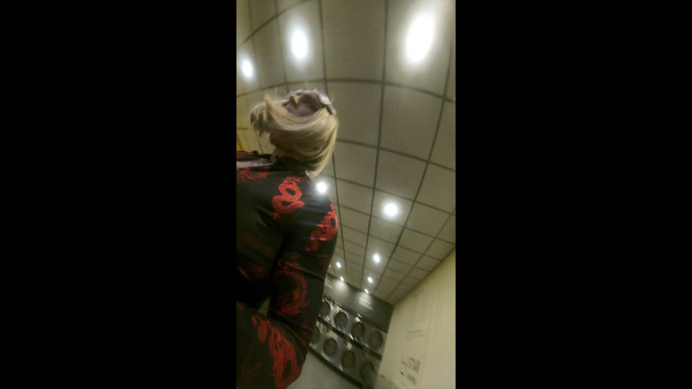 Muscle Sissy Slut Jessica: 肌肉 CD 婊子暴露自己被抓！！