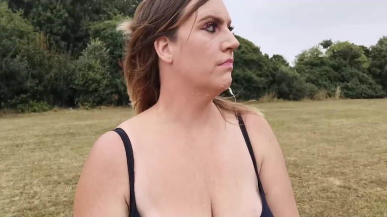 CumslutJayne: Venkovní BJ s procházkou po mrdce - britská velká prsa MILF