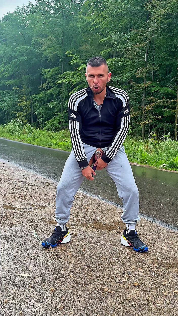 Werther1: Chav-ragazzo in tuta da pista e calze bianche all'aperto in...