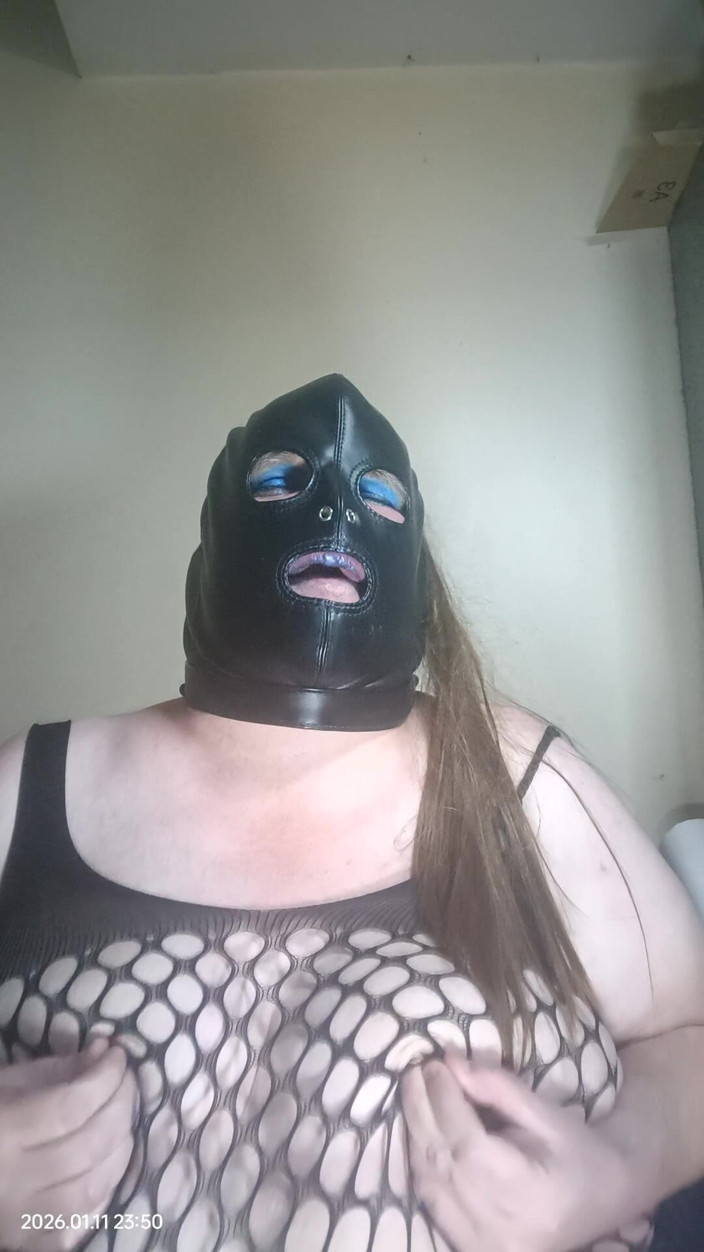 Stephanie-Nicole-TV: İri güzel kadın tv file vücut çoraplarıyla meme uçlarıyla oynuyor.