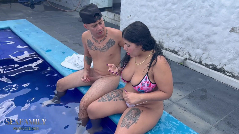 Bigboobssex: Minha meia-irmã indiana está bronzeada à beira da piscina em um...