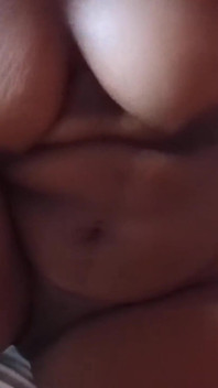 Curvado sobre esfregar meu clitóris incrível, orgasmos gemendo