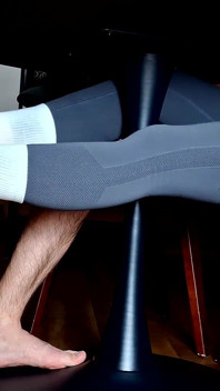 テーブルの下で大きなパンティを着たフットジョブ