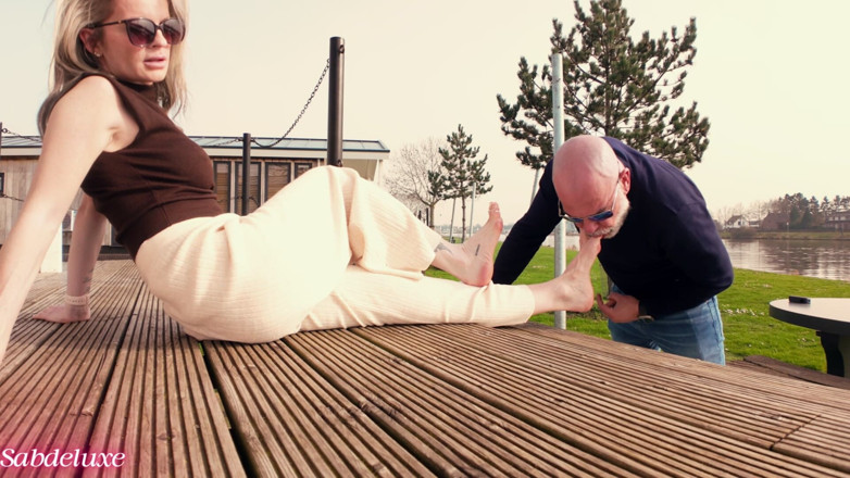 Sabdeluxe: 210 nečekaný footjob
