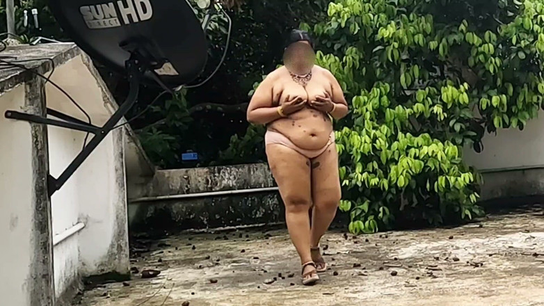 Anne Ipe: 穿着白色裙子和粉红色的微胖女孩完全裸体在户外散步