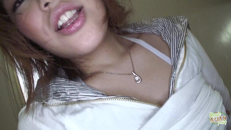 Magic Asian Pussy: 与我在公园里遇到的一位天真无邪的亚洲女性探索天堂的边界