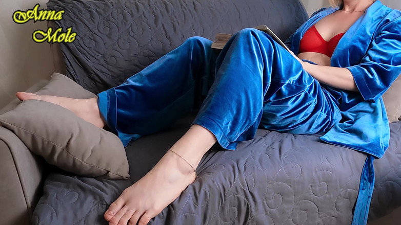 Anna Mole: パジャマ姿のホットなママは眠れず、どこでも自分を愛撫し始め、強いオーガズムに達します