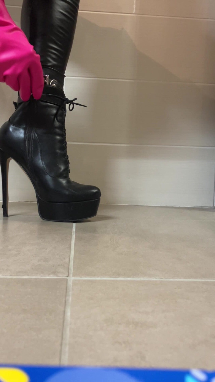 Celiasm: Meia de látex envolta em salto alto