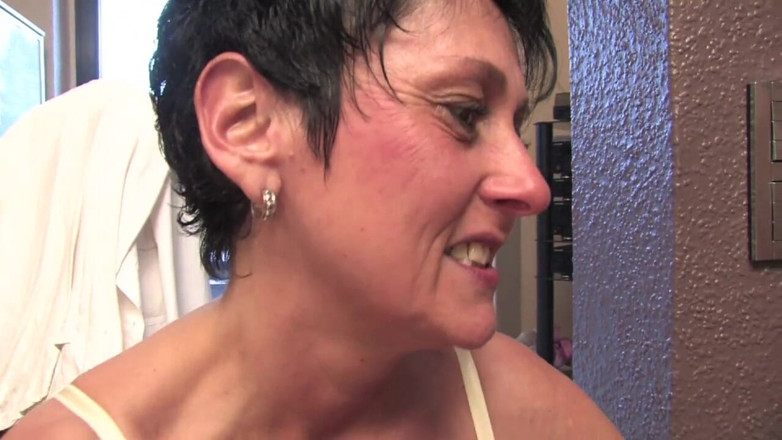 Slutty Milf: Threesome action with naughty hotties