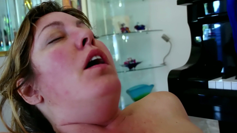 Lesbian Love Movies: Grand piyanoda amcık yalıyor - düzgün vücutlu latin doğrudan tuşların içine...