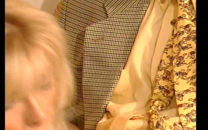 Vintage megastore: Сексуальна блондинка секретарка в панчохах жорстко відтрахана її босом на столі