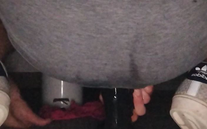 Damaged Hole: 公衆トイレを解体、栄光の穴を開けて待つ直前