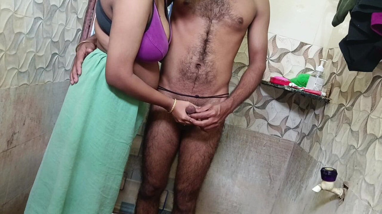 Mami4711: Un mec appelle à rentrer dans la salle de bain en...