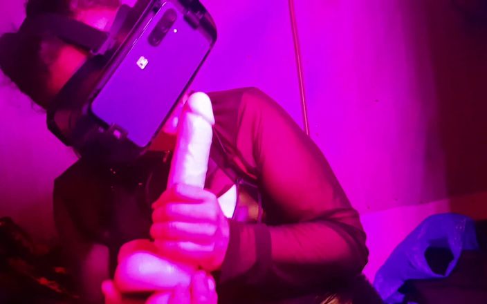 Shiny Pol: Ini adalah pertama kalinya aku nyepong kontol di dunia virtual...
