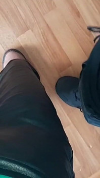 Tre studentesse si sono radunate in una sala di lettura vuota durante una pausa per fare sesso