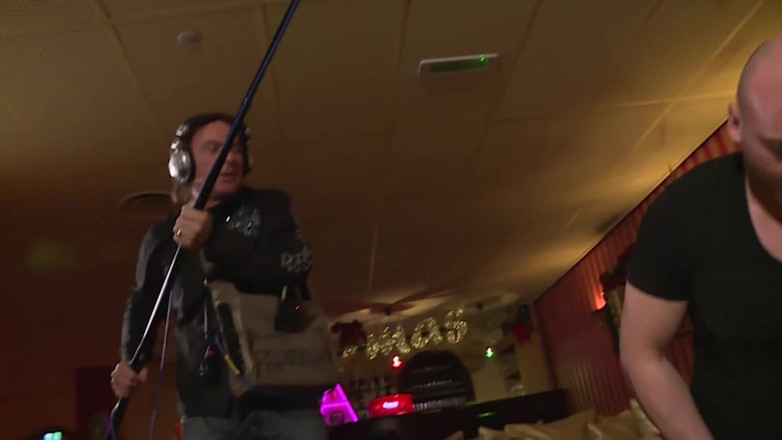 Deutschland porn: विशाल स्तन वाली चोदने लायक मम्मी की डॉगी स्टाइल में चुदाई