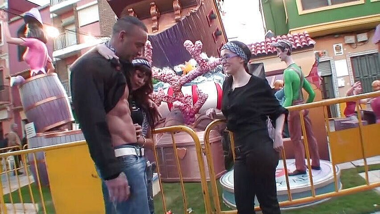 Kinky Angels: Spex 黑发女郎在大奶子上被操和射精