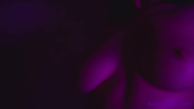 SANKTOR: Une MILF tacrée aux gros seins naturels se masturbe