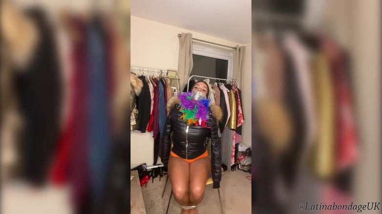 Latina Fetish: Latina en fourrure et parkas (partie 2) (taille plus petite)