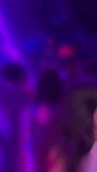 Geiles mädchen willigte ein, sex in einer nachtclub-toilette zu haben