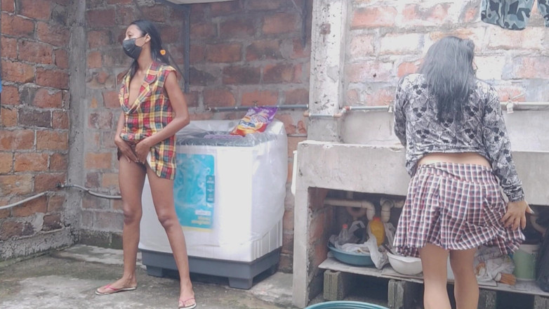 NEGRITA SEXY: Dedikoducu komşular mahalle bahçesinde edepsizce konuşuyor. Küçük kalçaları var.