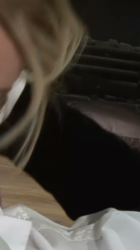 Lila fisknät och en vit strumpeband - blondin rider honom på pälsmattan