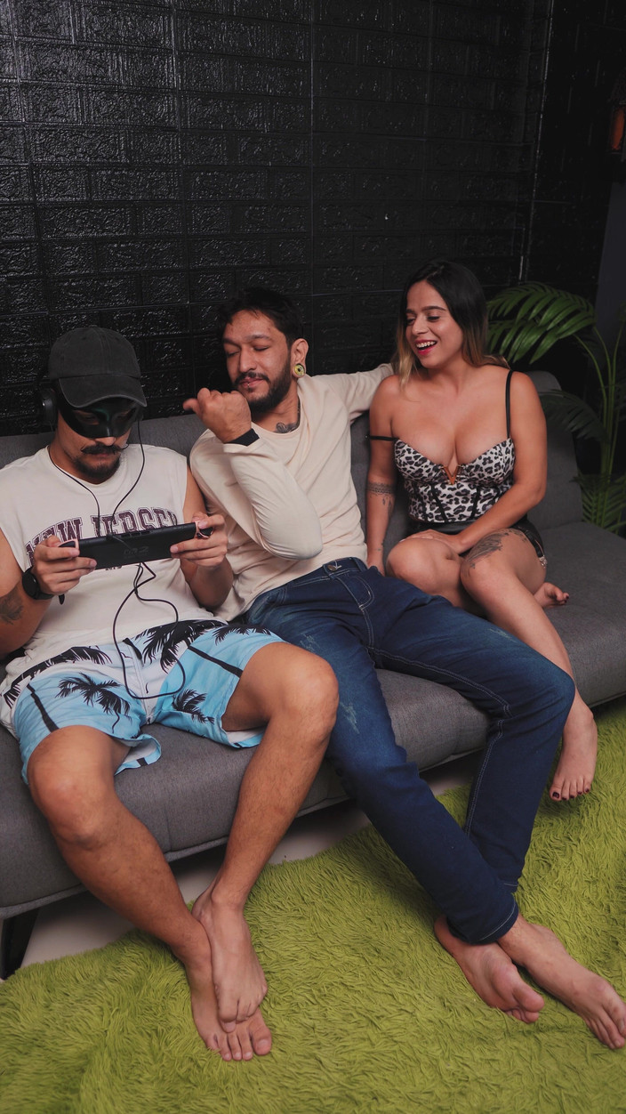 Leyton Big: Трахаю зведену сестру мого найкращого друга, поки він грає на перемикачі 2