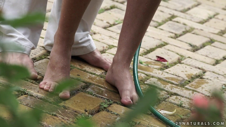 21 Naturals: 21 NATURALS - mengusik zakar Clark dengan kaki basah kotor Shona...