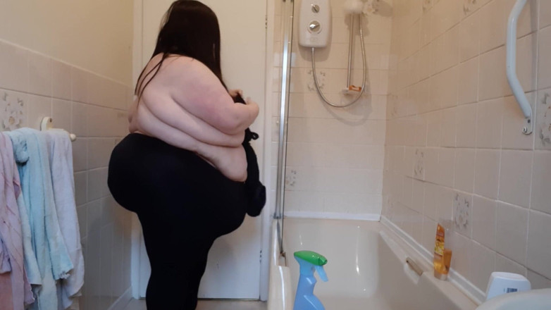SSBBWLadyBrads: สาวอวบอ้วนเปลือยกายทำความสะอาดห้องน้ำ ท้องอวบอ้วน