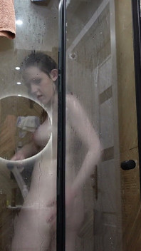 Aku lagi mandi di kamar mandi baruku