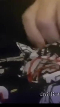 Schau zu, wie dieser riesige schwanz in eine geschmete hand voller Kokosöl rutscht
