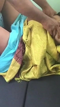 Esposa en casa con cama negra servent