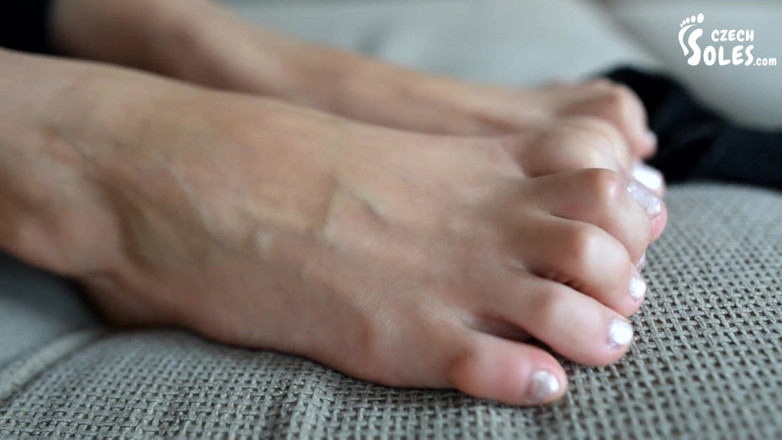 Czech Soles - foot fetish content: Megan çoraplarını ve ayaklarını koklamanı istiyor