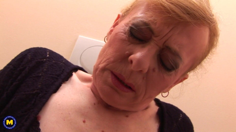 Mature NL: Reife dame lutscht und fickt