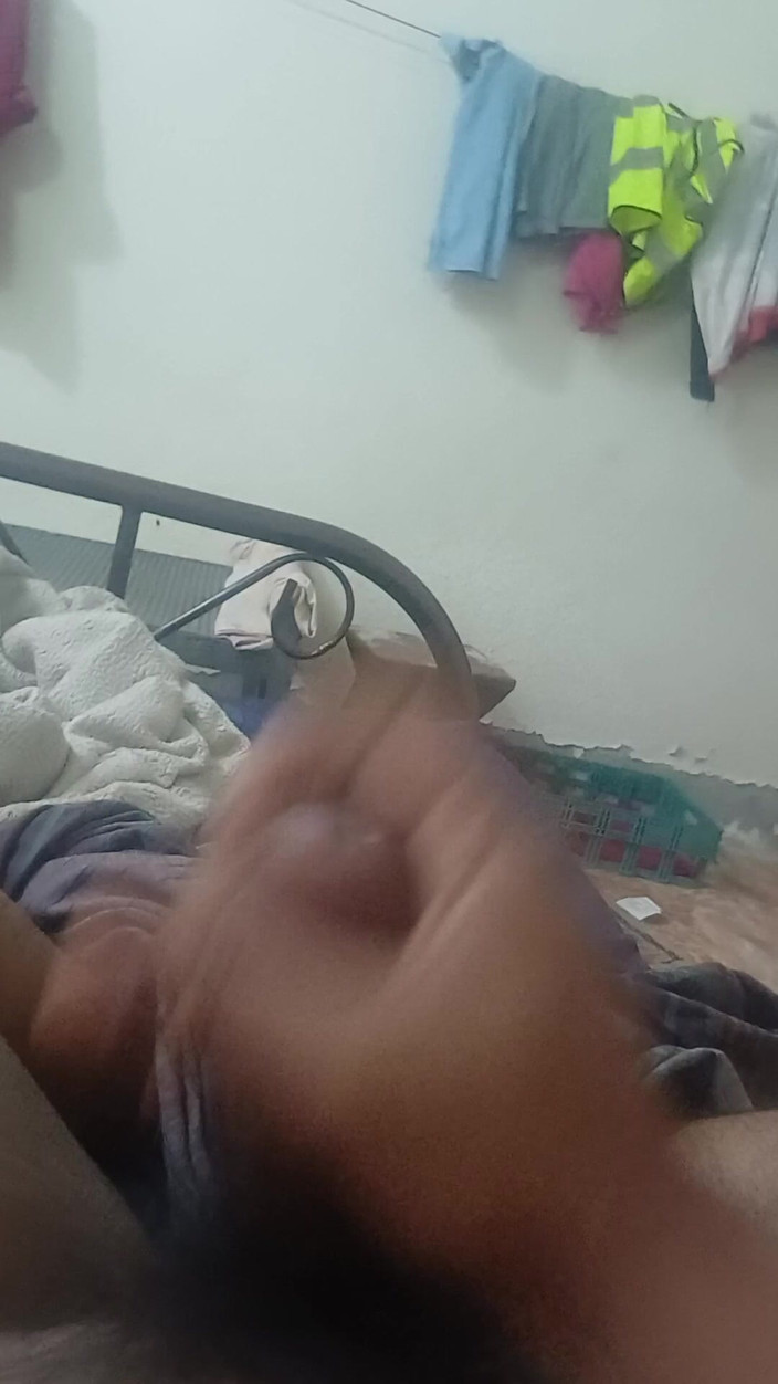 5Large: Il Ragazzo Bangladese Musterbato Nella Sua Camera Da Letto.