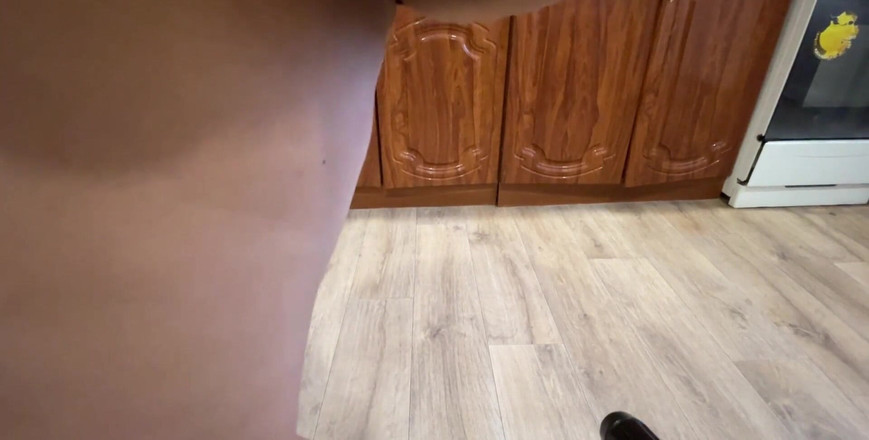 Lux Eva: Meine heiße stiefmutter kocht nackt in der Küche und streichelt...