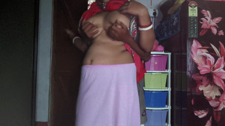 Myselfsb: Tante seksi india ki jobordas lagi asik ngurusin memeknya sama...