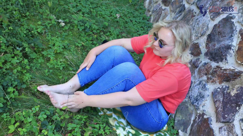 Czech Soles - foot fetish content: Rozhovor s velkou krásnou holkou s velkýma nohama
