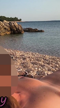 Seks berisiko di pantai telanjang di spanyol: dia disentuh sambil bugil