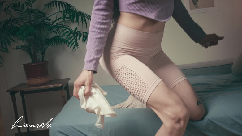 Lanreta: Aku nekat ngintip memekku lagi pamer memeknya yang bejat