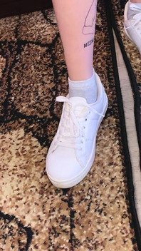 Feticismo del piede Scarpe da ginnastica Sock e piedi nudi/sfw